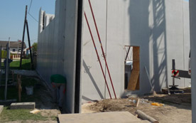 Die vorgefertigten Hohlwandelemente wurden auf der Baustelle aufgestellt und miteinander verbunden. 